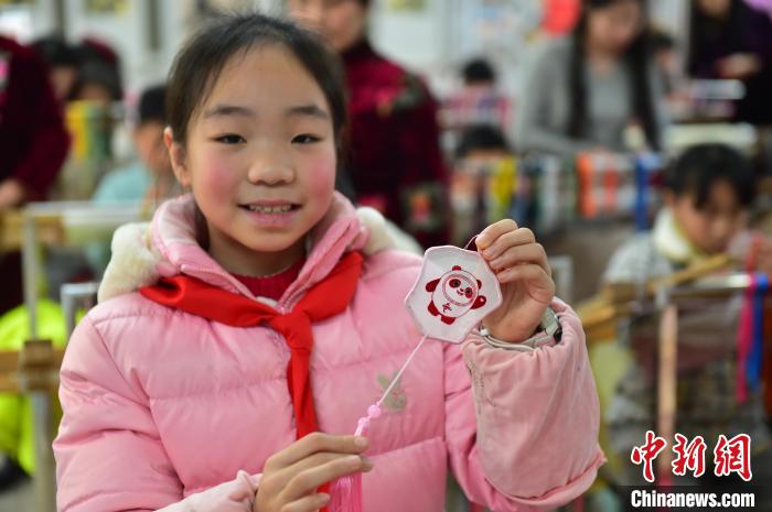 圖為一名小學(xué)生繡制的2022年北京冬奧會(huì)吉祥物“冰墩墩”形象?！∮髟屏?攝