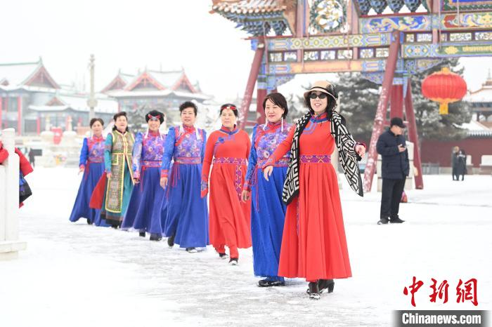 2月13日，老年人在呼和浩特市大召廣場(chǎng)拍照“打卡”?！⑽娜A 攝