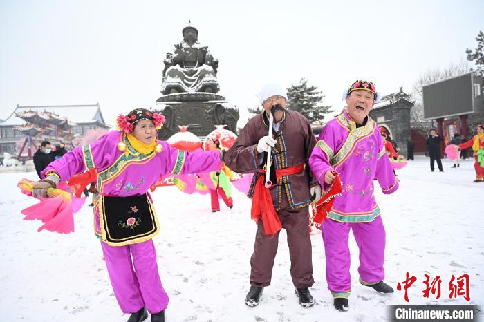 2月13日，秧歌隊(duì)在呼和浩特市大召廣場(chǎng)雪中起舞?！⑽娜A 攝