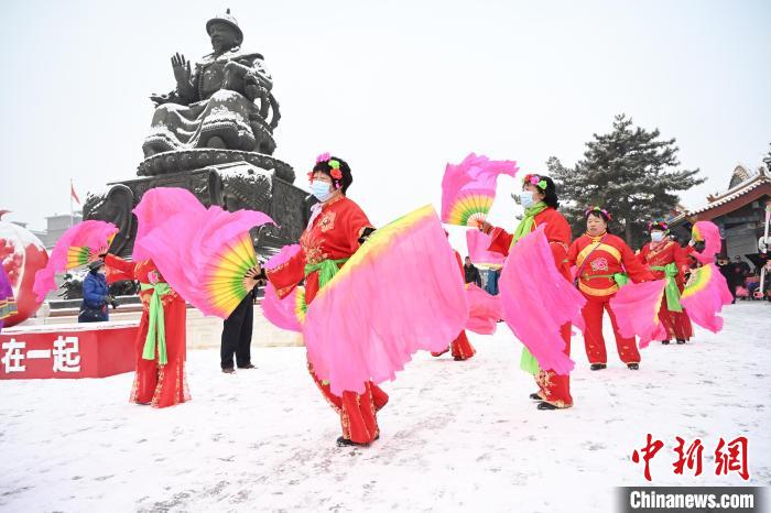 2月13日，秧歌隊(duì)在呼和浩特市大召廣場(chǎng)雪中起舞?！⑽娜A 攝