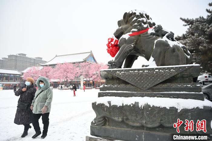 2月13日，民眾在呼和浩特市大召廣場(chǎng)雪中漫步。　劉文華 攝