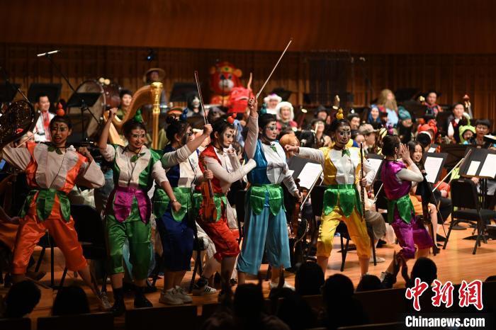“音樂奇妙夜”西安上演歌者、樂手化身“卡通人”