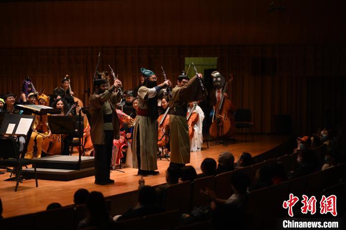 圖為“劉備、關(guān)羽、張飛”亮相音樂會?！∥靼步豁憳穲F供圖