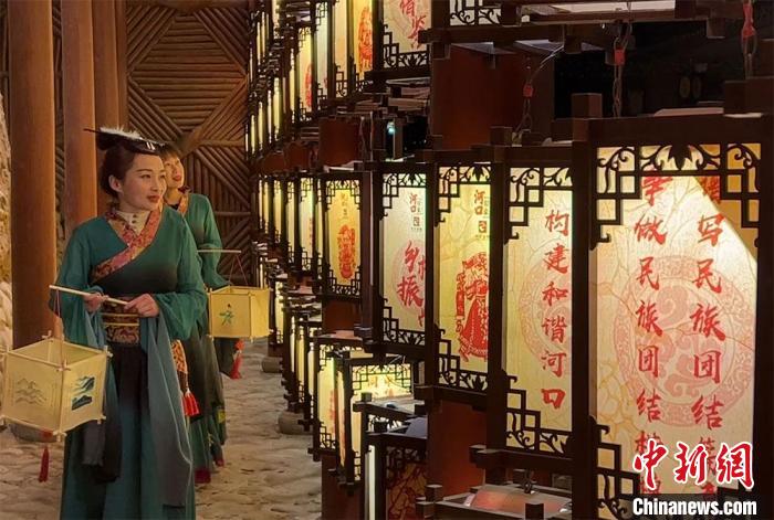圖為游客身著古裝逛燈會(huì)?！堈裣?攝