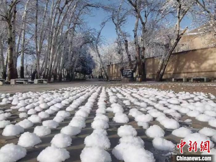 圖為春雪過后的莫高窟美不勝收?！≈鼙笕?攝