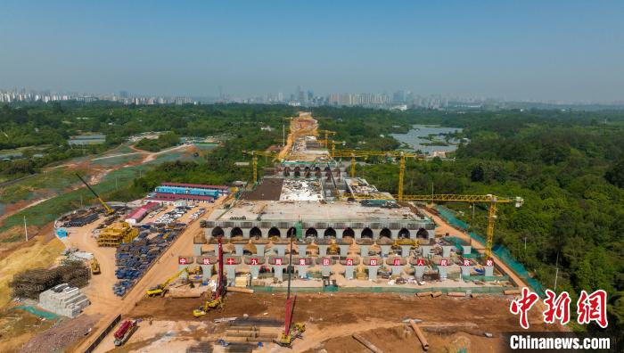 加緊施工建設(shè)的天府站多線橋。　劉忠俊 攝