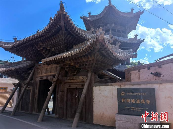 圖為集漢、藏、伊斯蘭風(fēng)格于一體的700年歷史的全國(guó)重點(diǎn)保護(hù)文物——阿河灘清真寺。　張海雯 攝