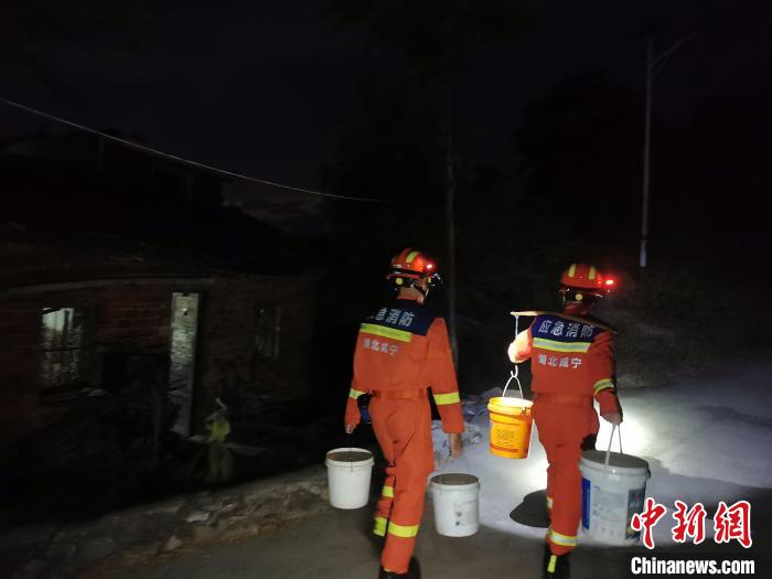 湖北咸寧:消防為村民送去急需生活用水