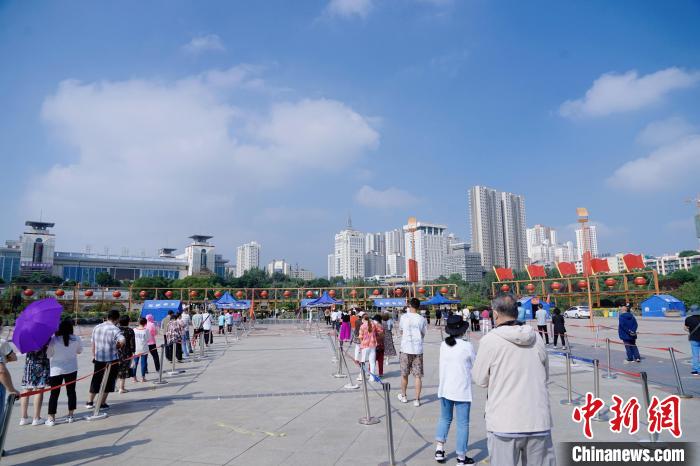 資料圖為居民有序排隊(duì)進(jìn)行核酸檢測(cè)?！●R銘言 攝