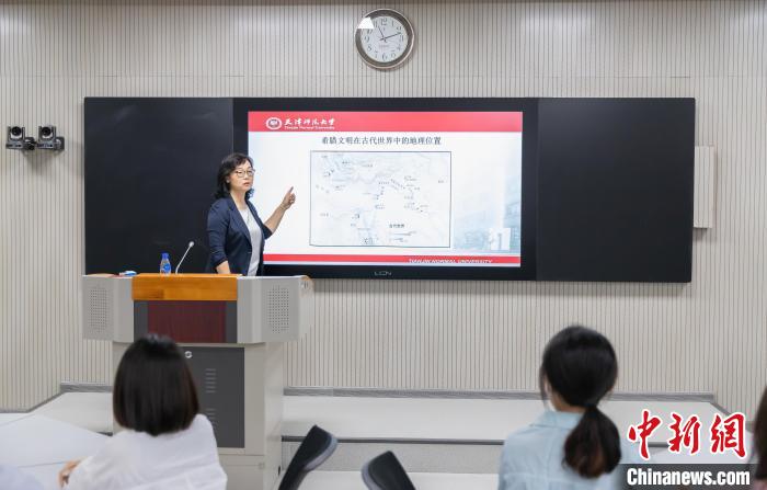 天津師范大學(xué)跨文化與世界文學(xué)研究院院長、教授郝嵐正在為同學(xué)們上課?！⊥踉谟?攝