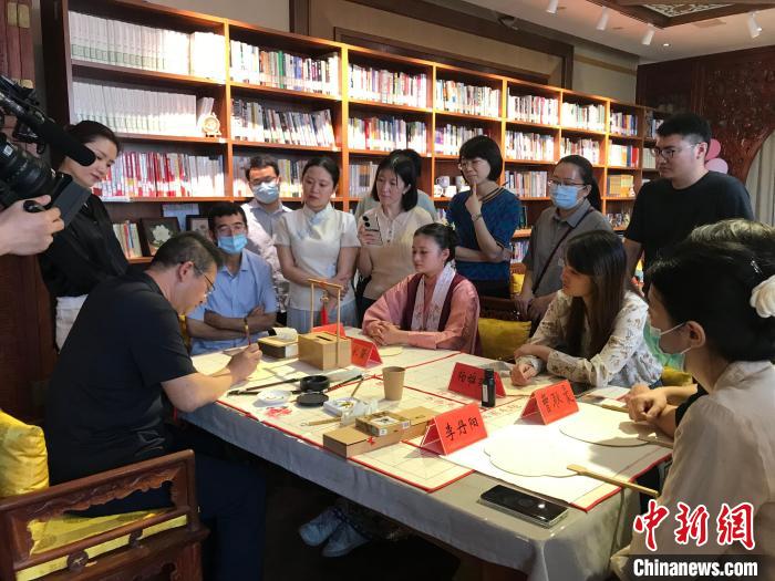 9月14日，“月動(dòng)臨秋扇”中華傳統(tǒng)文化沉浸式體驗(yàn)活動(dòng)在北京紀(jì)曉嵐故居舉辦。 陳建新 攝 陳建新 攝
