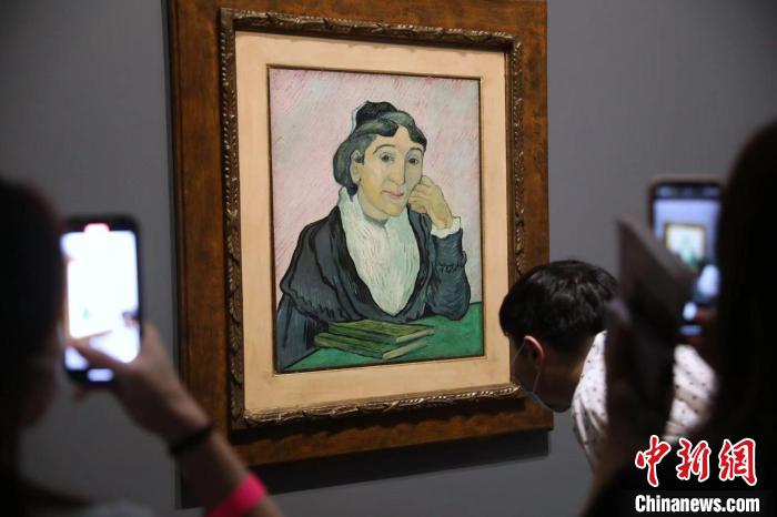 觀眾欣賞梵高畫作《阿爾勒婦女(吉努夫人肖像)》?！埡鄠?攝