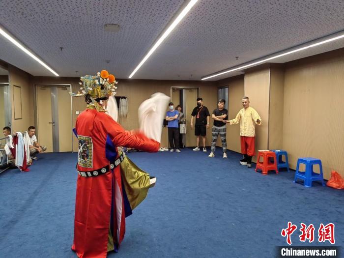 “天下第一團(tuán)”正在進(jìn)行練習(xí)?！±ド绞形捏w廣電和旅游局供圖