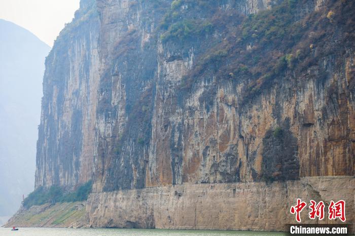 圖為瞿塘峽兩岸壯麗景致?！×簹J卿 攝