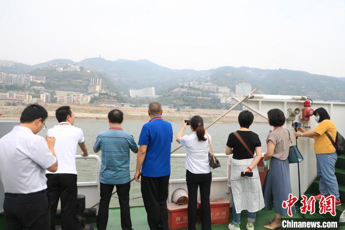 重慶市政協(xié)“同心聚力巴渝行”主題采訪團(tuán)15日走進(jìn)奉節(jié)，了解當(dāng)?shù)卣f(xié)委員護(hù)江成效?！×簹J卿 攝