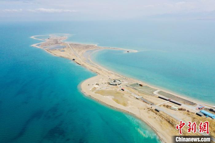 圖為青海湖?！±罱瓕?攝