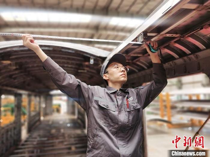 王漢卿在安裝車頂二次骨架吊?！∈茉L者供圖