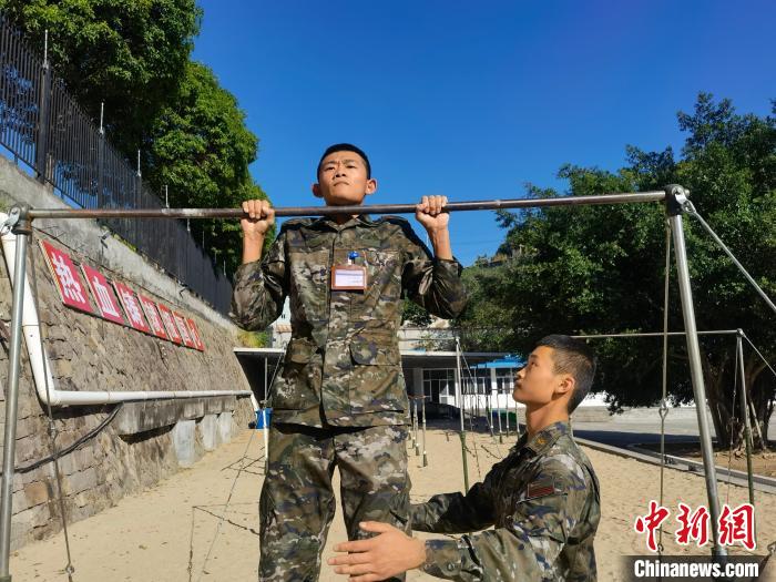 新兵尤云龍正在進行器械訓練?！●R濤 攝