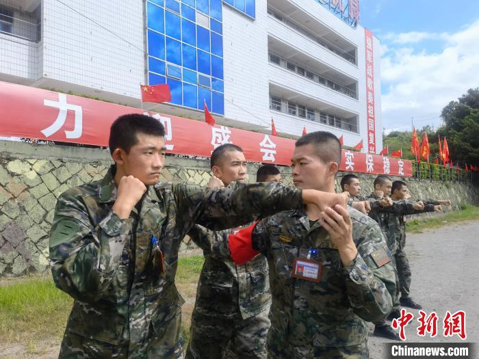 新兵尤云龍(左)不斷向一名合格軍人蛻變?！￡愴?攝