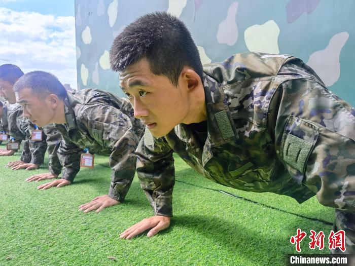 尤云龍正在和戰(zhàn)友進行體能訓練?！×志杆?攝