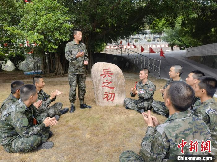 尤云龍為戰(zhàn)友講述父輩保家衛(wèi)國的故事?！＄姛樋?攝
