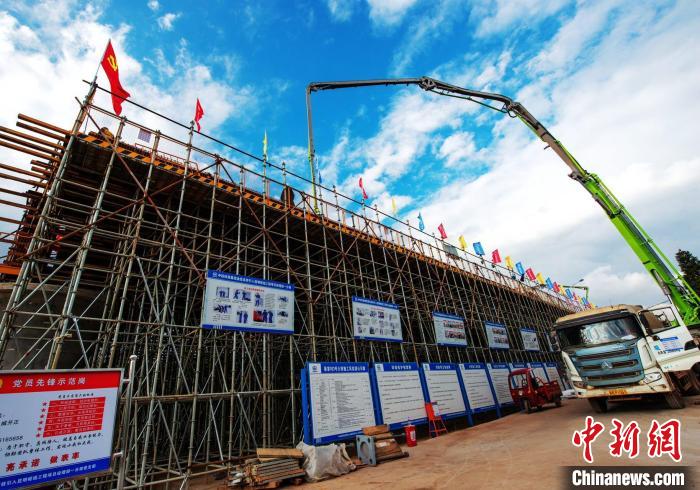 圖為渝昆高鐵云南段境內(nèi)首座大橋連續(xù)梁混凝土澆筑施工現(xiàn)場?！『螀矽i 攝
