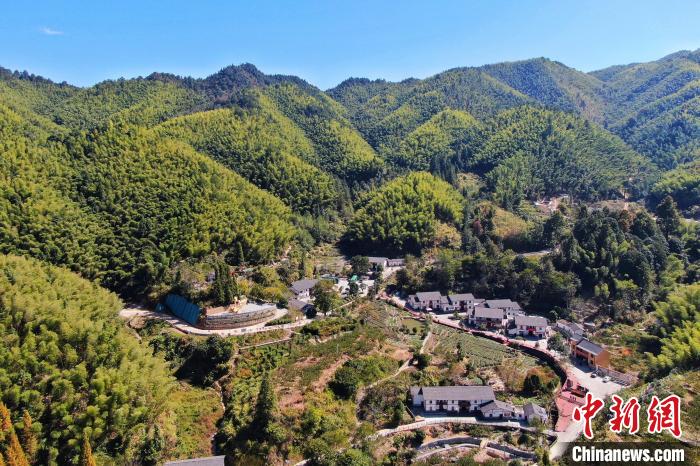 航拍江西井岡山市神山村，青山環(huán)繞，風(fēng)景秀美?！⒘?攝