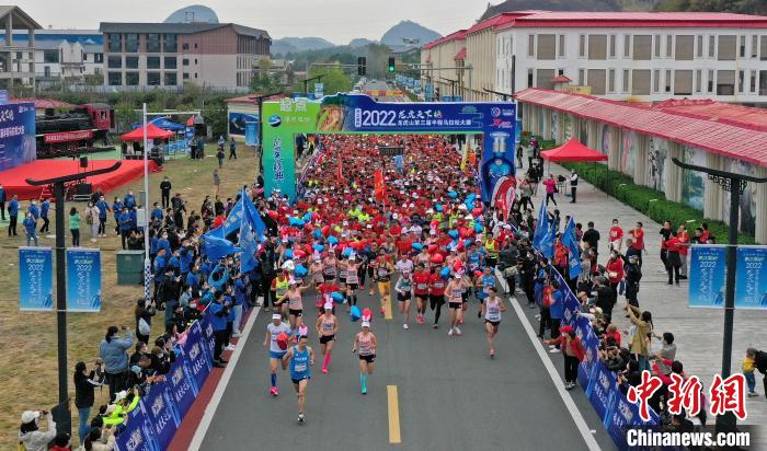 2022年龍虎山半程馬拉松鳴槍開跑?！⒅剧?攝