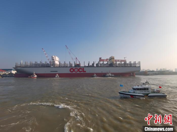 海巡艇在現(xiàn)場引導水上交通。　南通海事局供圖