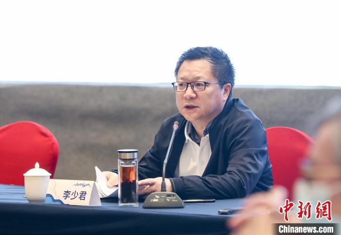 《詩刊》社主編李少君發(fā)言?！∠计挚h融媒體中心 供圖