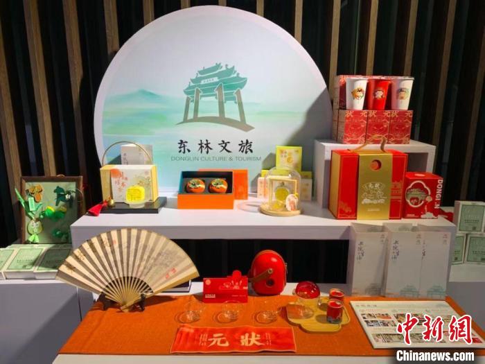 發(fā)展論壇現(xiàn)場(chǎng)展出的無(wú)錫城市文創(chuàng)作品。　孫權(quán) 攝