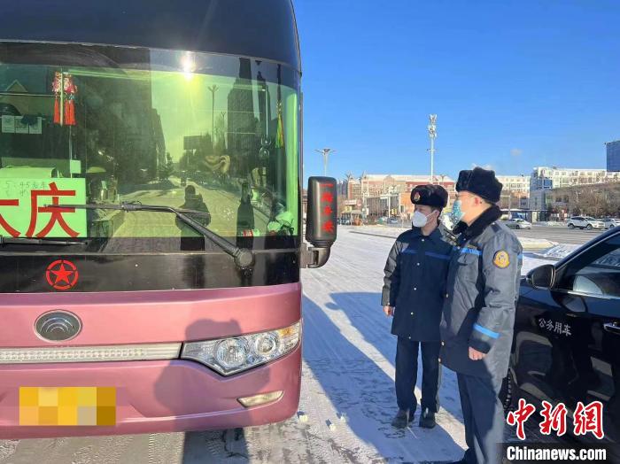 交通執(zhí)法人員檢查客運(yùn)車輛手續(xù)?！『邶埥〗煌ㄟ\(yùn)輸廳供圖
