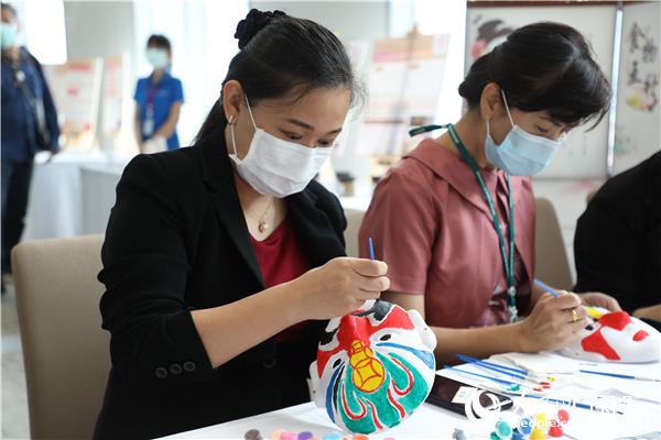 展覽會(huì)現(xiàn)場(chǎng)，泰國(guó)民眾體驗(yàn)畫臉譜。人民網(wǎng)記者 趙益普攝