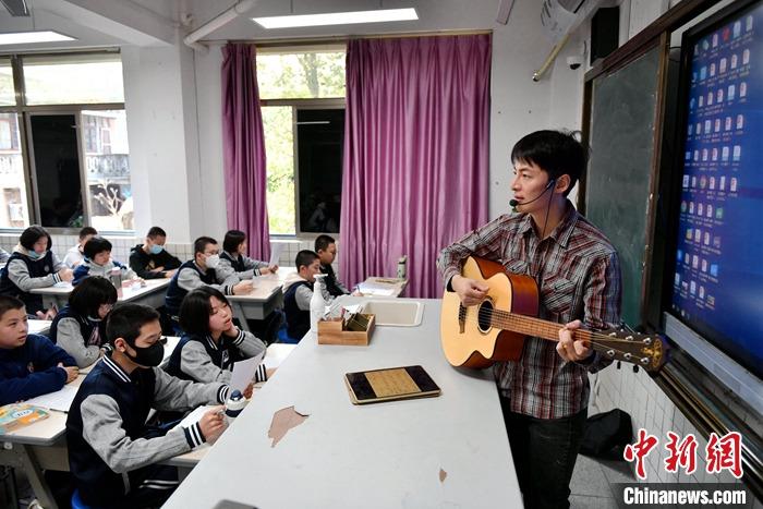 圖為3月16日，張家豪在福建福州延安中學(xué)教學(xué)。 <a target='_blank' href='/'><p  align=