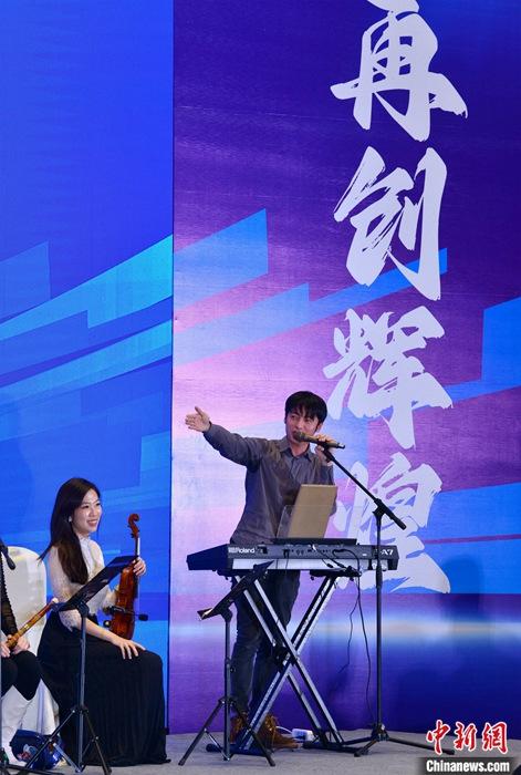 圖為3月9日，福建福州，張家豪(右)與林佳臻在臺(tái)上演出。 <a target='_blank' href='/'><p  align=