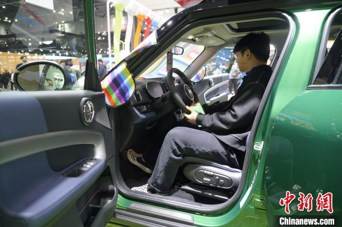 圖為觀眾在展會(huì)試駕車輛?！⑿?攝