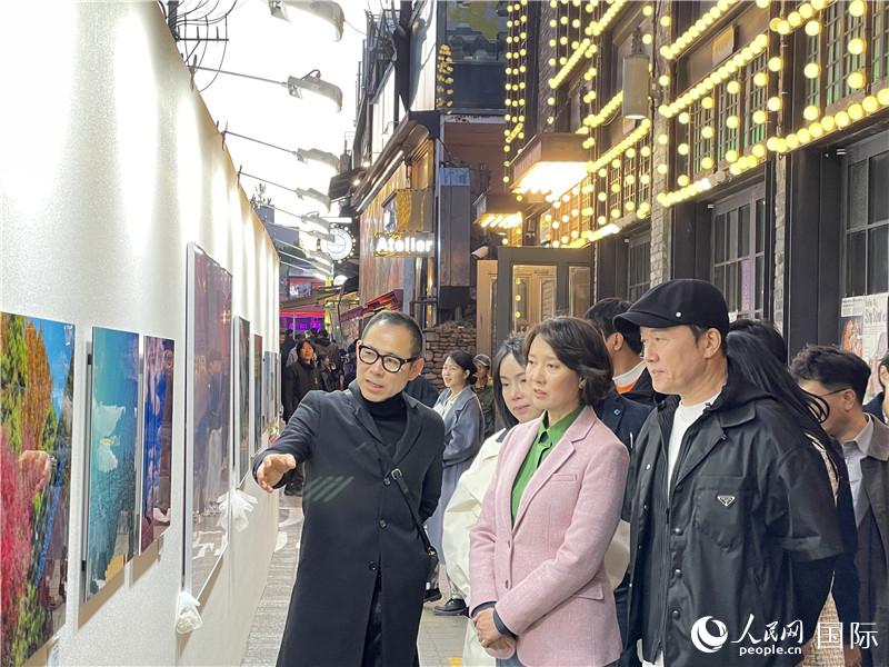 韓國(guó)中小風(fēng)險(xiǎn)企業(yè)部長(zhǎng)官李永參觀梨泰院街頭藝術(shù)展。實(shí)習(xí)生 許鵬飛攝