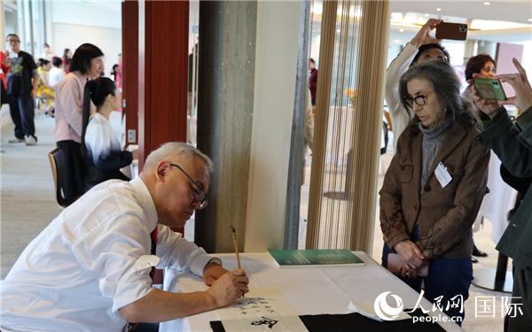 “聯(lián)合國中文日”慶?；顒由线M(jìn)行了書法等中國文化展示。人民網(wǎng)記者 尚凱元攝