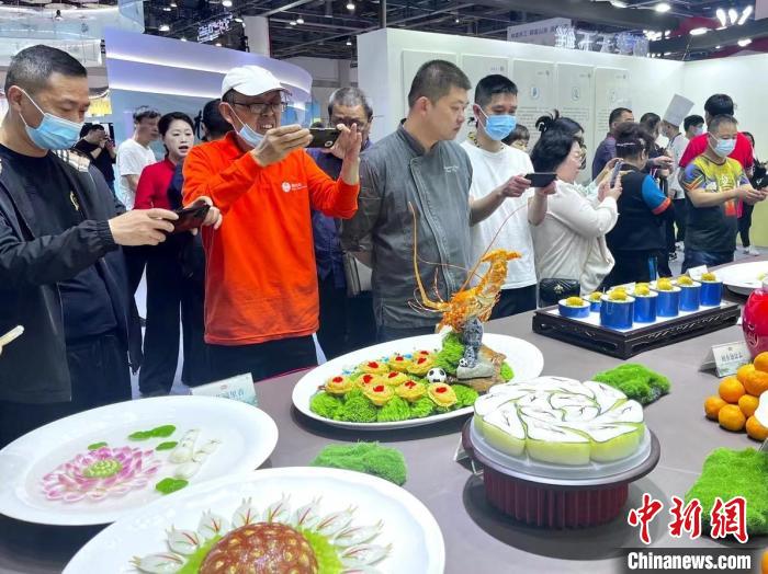 游客對(duì)展品充滿(mǎn)興趣?！⊥糨W文 攝