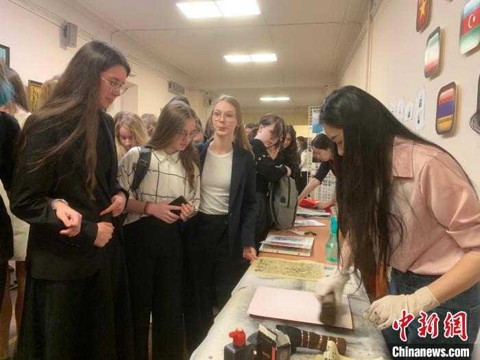 4月21日，莫斯科國立語言大學(xué)孔子學(xué)院附屬中學(xué)舉辦“國際中文日”活動(dòng)，學(xué)生們體驗(yàn)雕版印刷。　莫斯科國立語言大學(xué)孔子學(xué)院 供圖