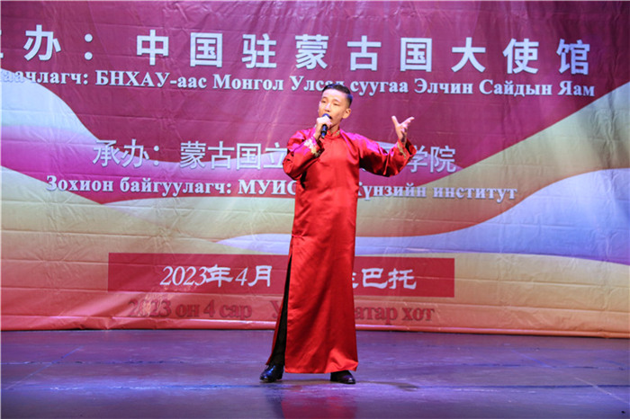 一等獎(jiǎng)選手賀希格中學(xué)的包勒爾德表演貫口《玲瓏塔》。蒙古國立大學(xué)孔子學(xué)院供圖