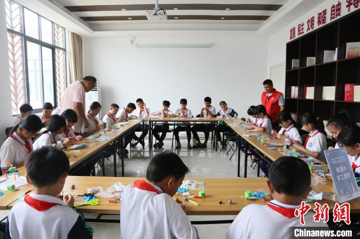 4月24日，中國航天日主題活動海南文昌分會場開展航天機器人手工創(chuàng)作體驗課?！》钊?攝