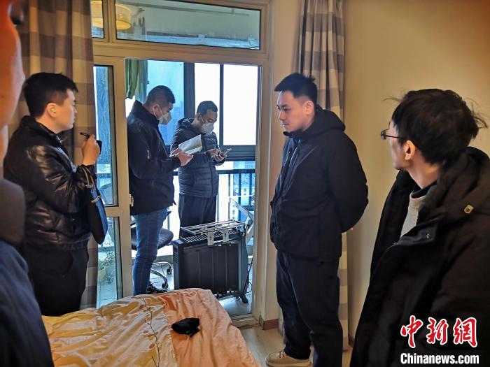 丹東市公安局民警抓捕犯罪嫌疑人，在其家中進(jìn)行搜查?！〉|市公安局供圖