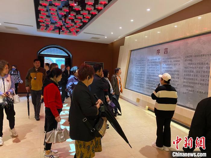 中共中央統(tǒng)戰(zhàn)部舊址里參觀者絡繹不絕?！±顣詡?攝