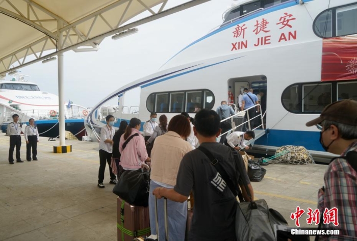 圖為乘客登船準(zhǔn)備從廈門(mén)啟航前往金門(mén)。福建海事 供圖
