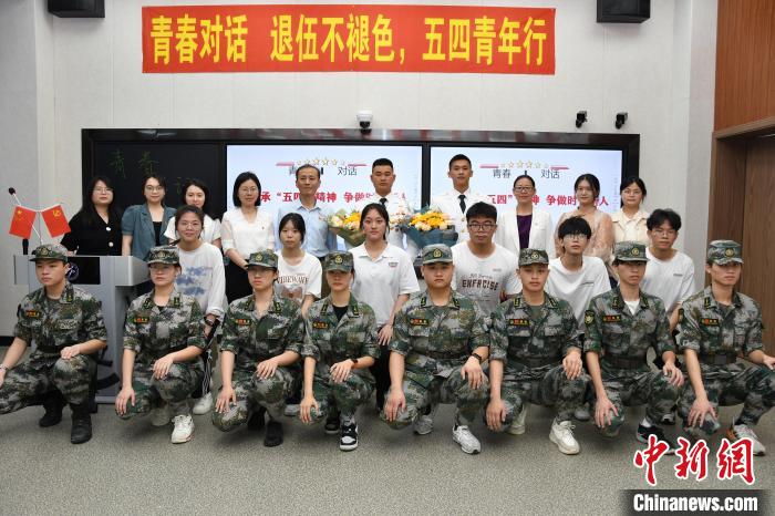 受邀功臣同師生代表合影?！≌闹菔型艘圮娙耸聞站止﹫D