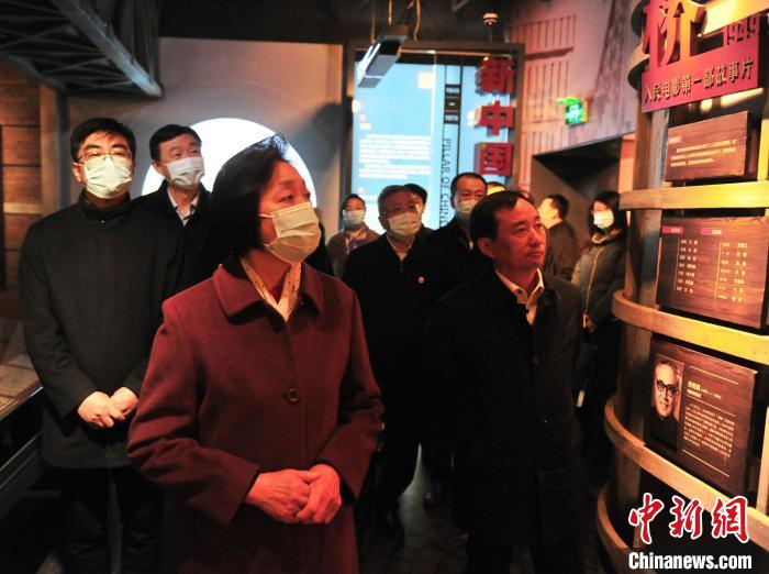 臺盟中央主席蘇輝近日率調研組赴吉林開展重點考察調研。圖為在長影舊址博物館考察吉林特色文化產(chǎn)業(yè)發(fā)展?！「啐埌?攝