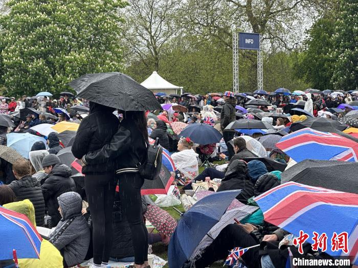 當?shù)貢r間5月6日，英國國王查爾斯三世的加冕儀式舉行。民眾雨中觀看儀式?！W陽開宇 攝