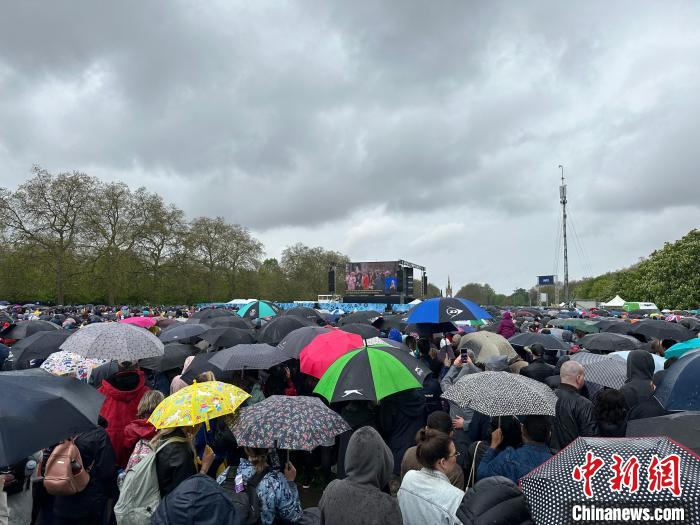 當?shù)貢r間5月6日，英國國王查爾斯三世的加冕儀式舉行。民眾雨中觀看儀式?！W陽開宇 攝
