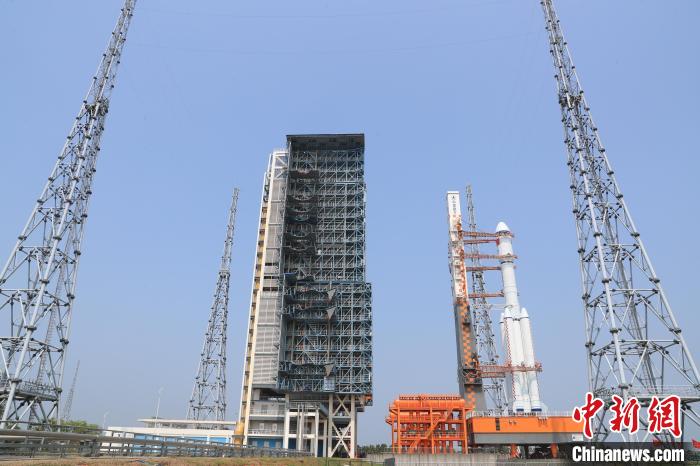北京時間5月7日，天舟六號貨運飛船與長征七號遙七運載火箭組合體垂直轉(zhuǎn)運至發(fā)射區(qū)?！∏窳④?黃國暢 攝